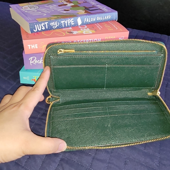 Tory Burch Robinson Continental Wristlet Wallet - Picture 2 of 4